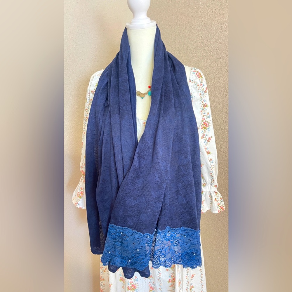 Scarf. New in color navy . smooth. cold.